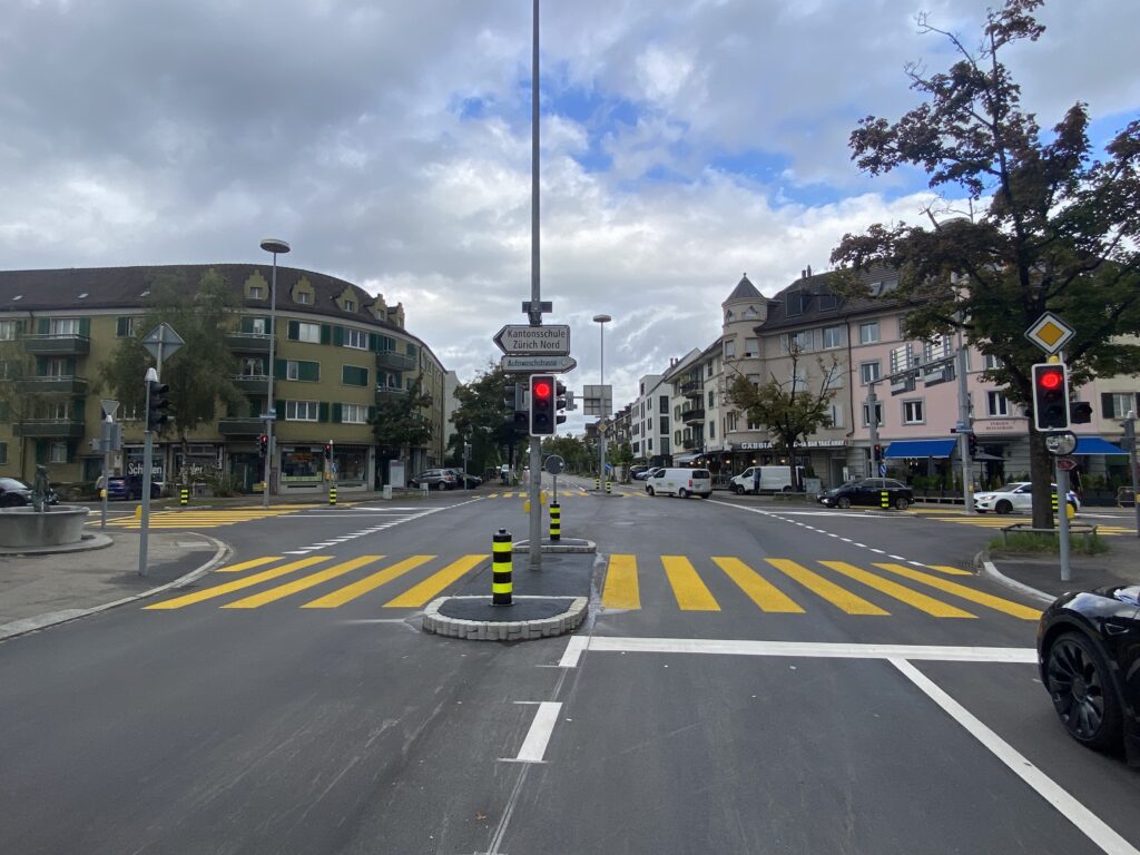 Auf dem Bild sieht man den Birchplatz nach dem Rückbau vom Kreis zur Kreuzung.