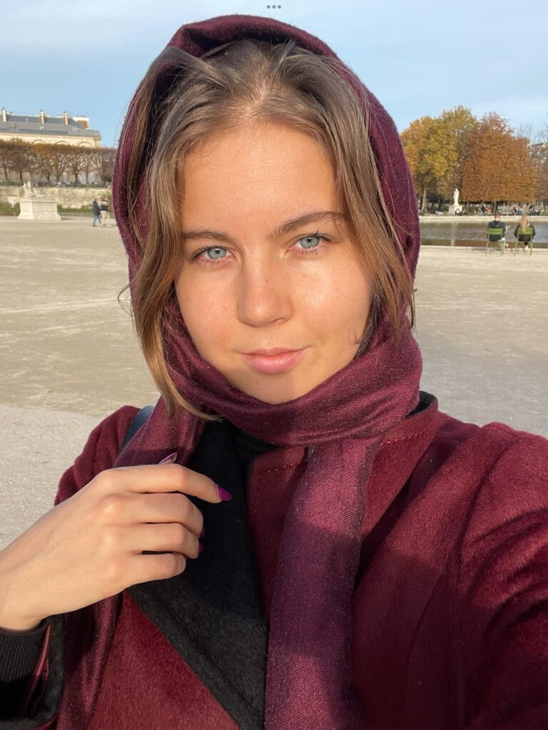 Auf dem Bild zu sehen Lara Alina Hofer in Paris.