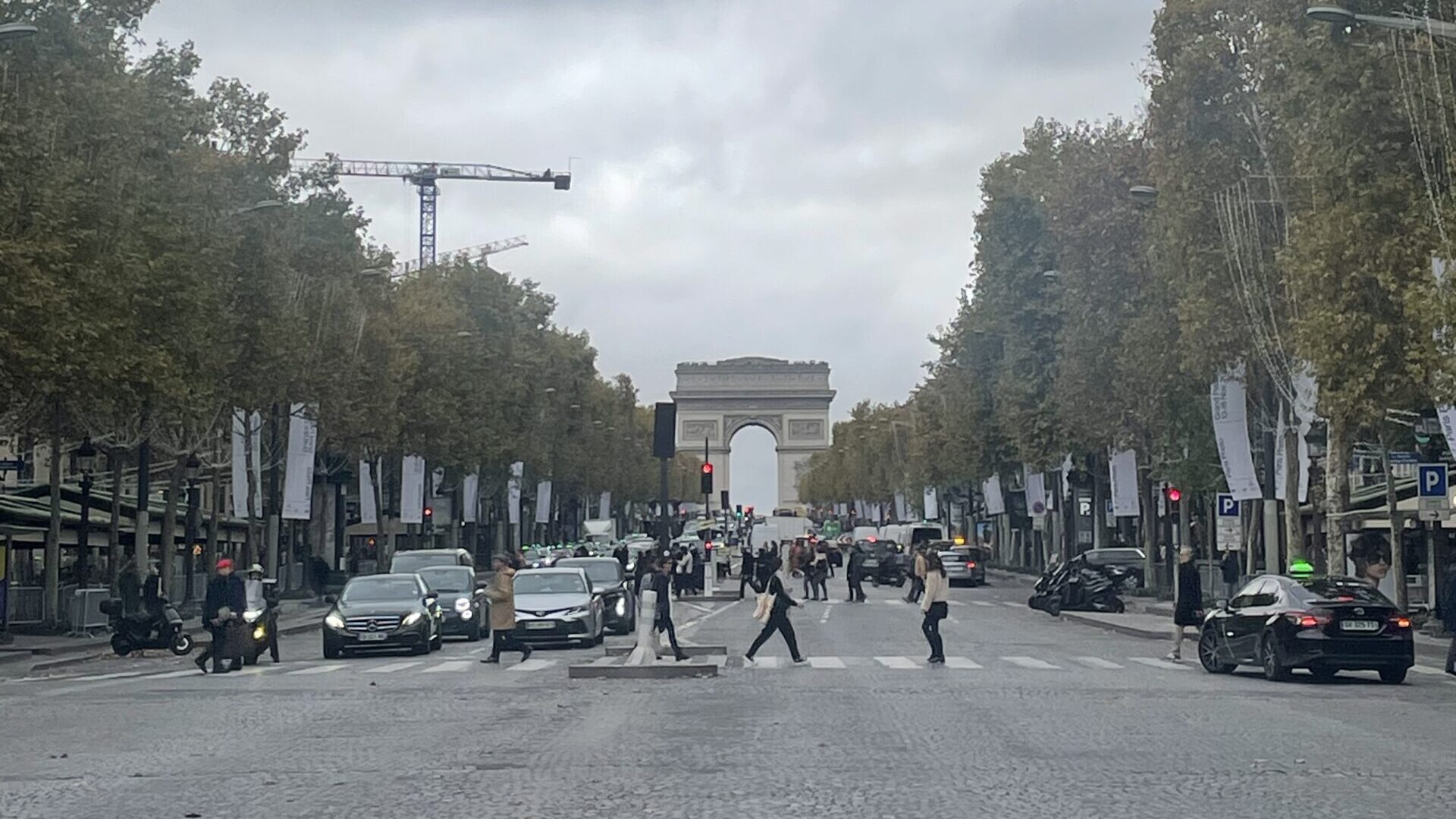 Zu sehen ist die Champs-Elysée in Paris.