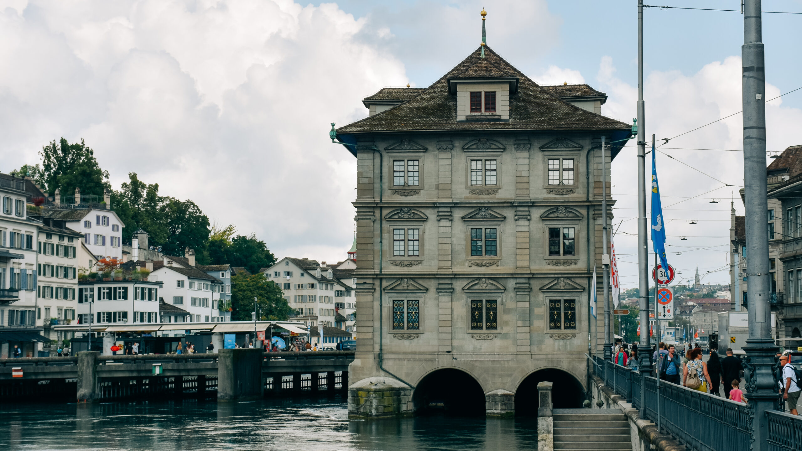 Das Rathaus in Zürich an der Limmat mit Blick Richtung Gemüsebrücke.