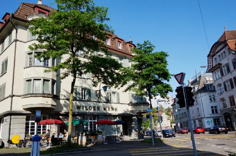 Das Bild zeigt das Restaurant "Wilder Mann", das 2023 zu ging.