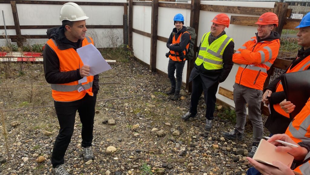 Auf dem Bild erklären die Bauverantwortlichen den Fortschritt des Neubaus zum EWZ-Werk in der Herdern.
