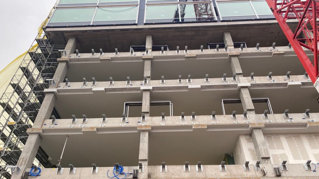 Auf dem Bild ist die Hausfassade zu sehen, wo noch die Fensterteile hinkommen.