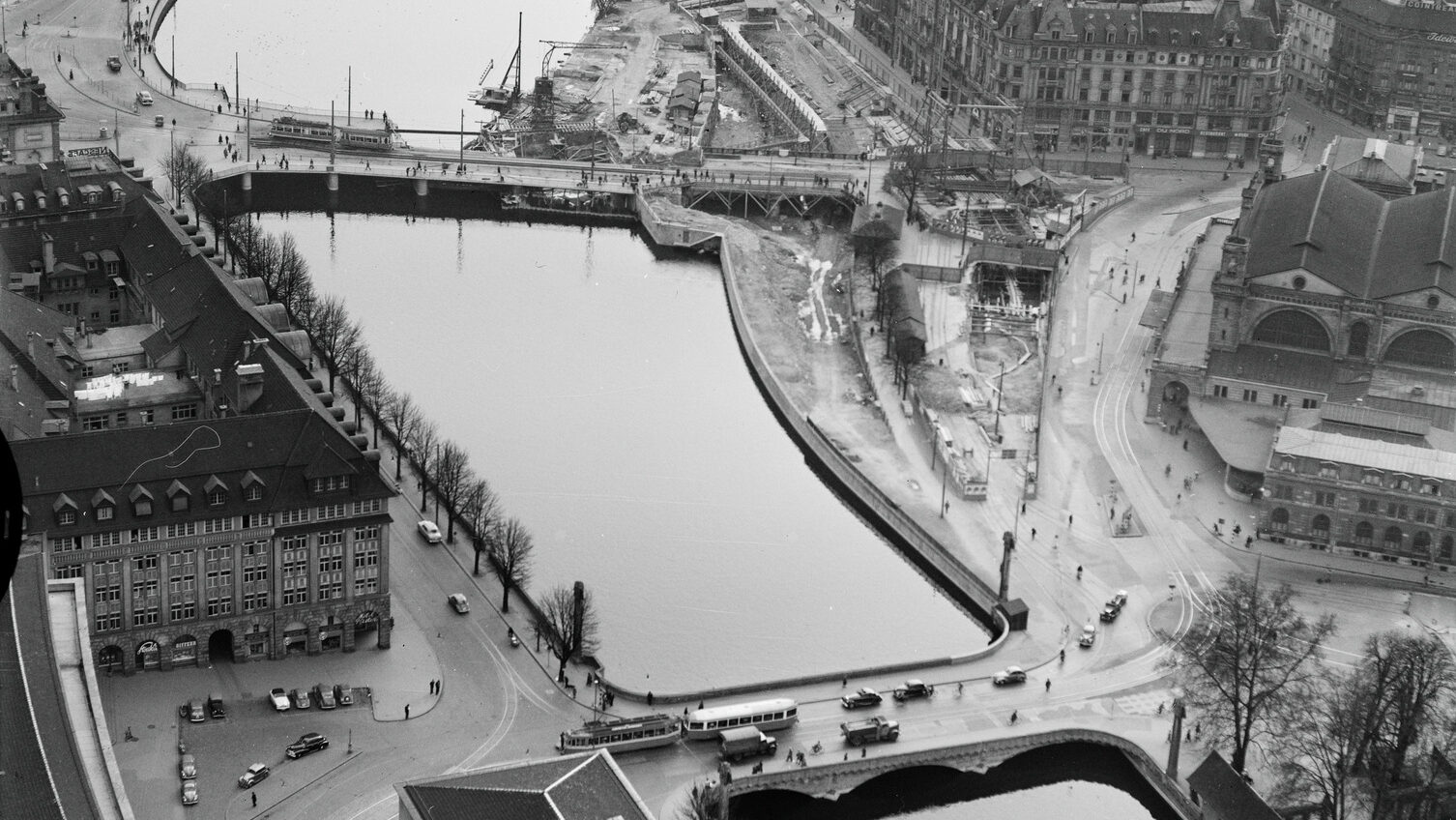 Zu sehen ist die Baustelle von 1949, als der Bahnhofquai komplett umgebaut wurde.