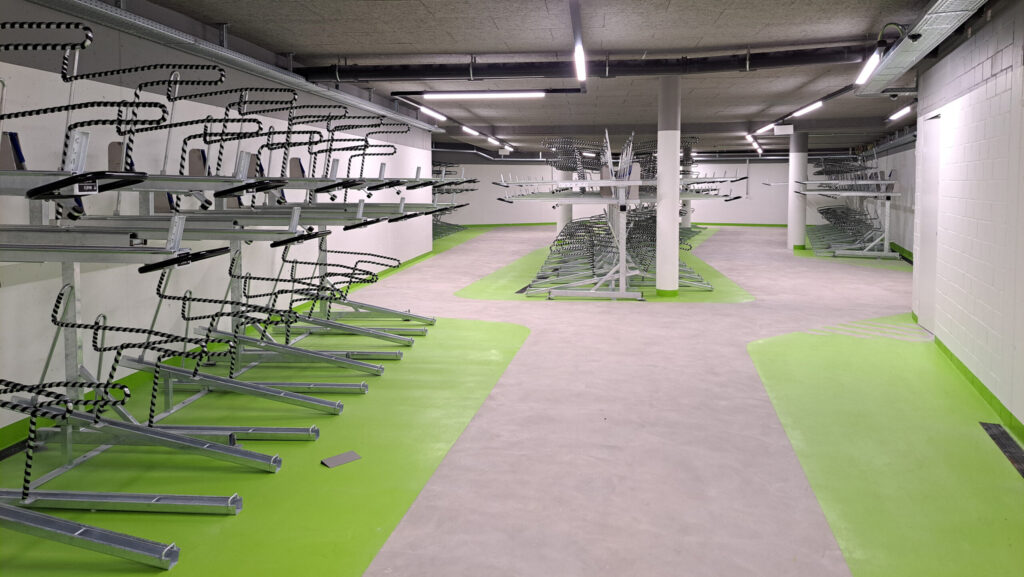 Viele leere Veloständer in einem unterirdischen Raum.