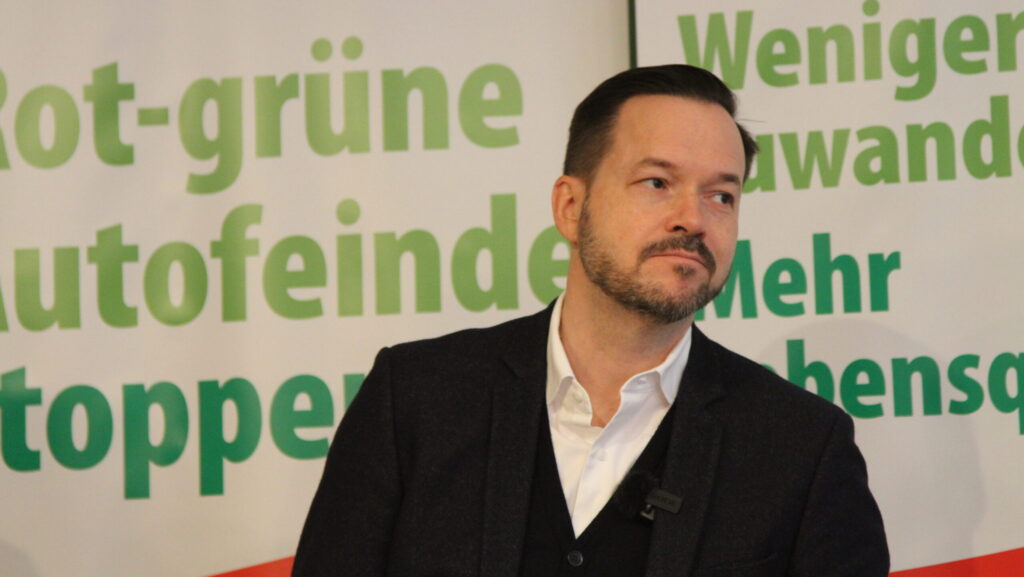 Zu sehen ist auf dem Bild Kantonsrat Ueli Bamert (SVP) mit akkurat gestutzten Bart.