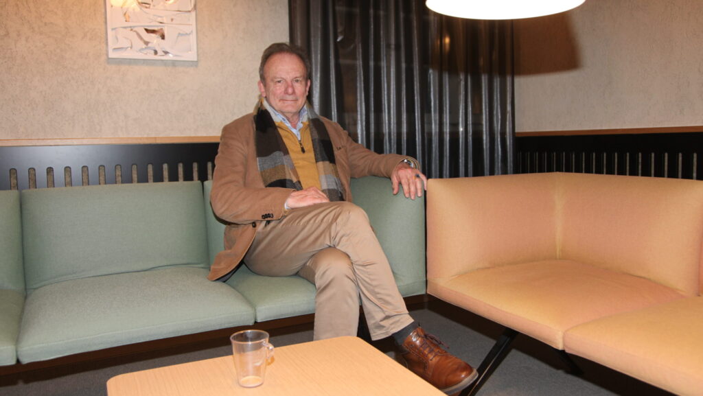 Zu sehen ist der Politiker Bernhard im Oberdorf. Er hat kürzlich von der SVP zur Mitte gewechselt. Er ist im Foyer des Rathauses Hard.