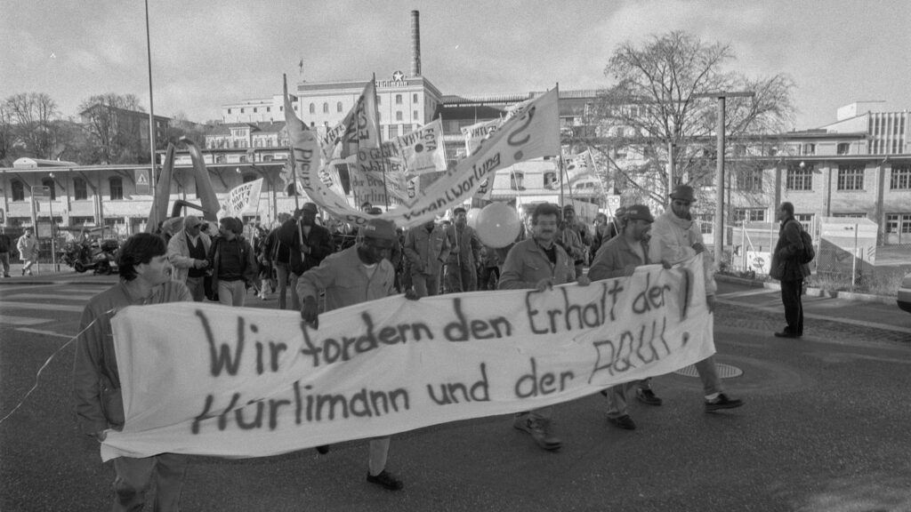 zu sehen ist eine Demo der Belegschaft der Brauerei Hürlimann im Jahr 1996. Sie wollte die Schliessung der Firma verhindern - erfolglos.