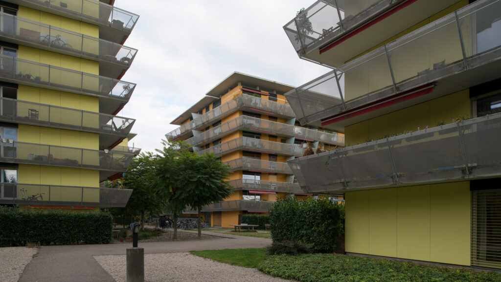 Zu sehen auf dem Bild ist die Überbauung auf dem Röntgenareal, auch bekannt als Sugushäuser, weil sie quadratisch und farbig sind.