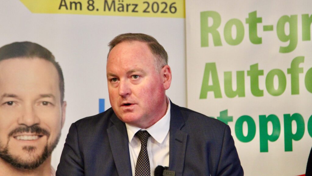 Auf dem Bild zu sehen ist Markus Weidmann, den Präsidenten der SVP Schwamendingen. Für ihn ist das KI-generierte und auf Zürich umgemünzte Parodie-Video "Kevin – allein zu Haus" sinnbildlich für Zürich und seine verfehlte Verkehrspolitik