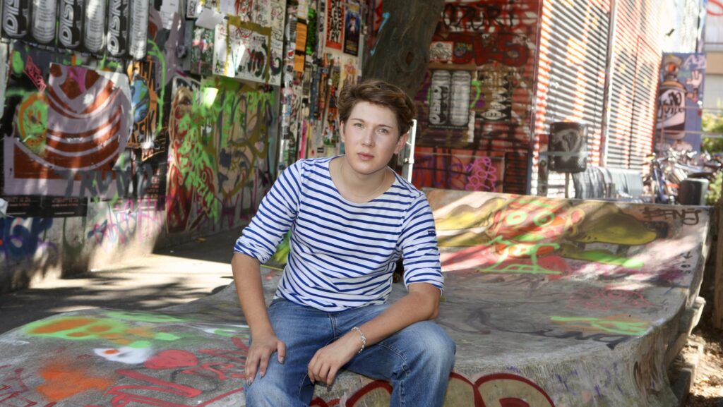 Auf dem bild zu sehen ist Jascha Harke vor der Roten Fabrik.