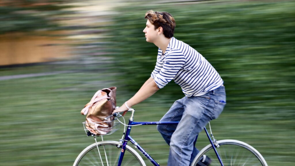 Auf diesem Bild sieht man Jascha Harke Velo fahren. Harke ist SP-Kandidat für den Gemeinderat von Zürich.