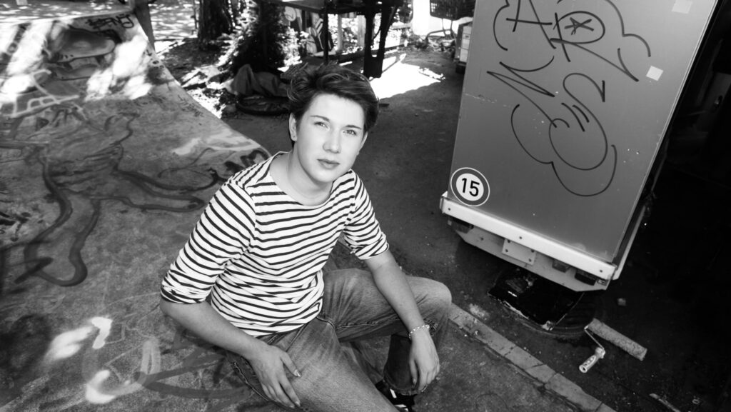 Hier zu sehen ist Jascha Harke auf einem stylischen Foto in Schwarzweiss.