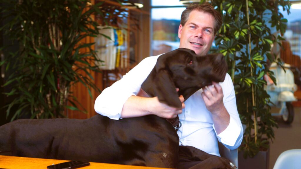 Auf dem Foto zu sehen ist FDP-Kantonsrat Andreas Juchli, zusammen mit seiner Deutschen Dogge, einem riesengrossen Hund.
