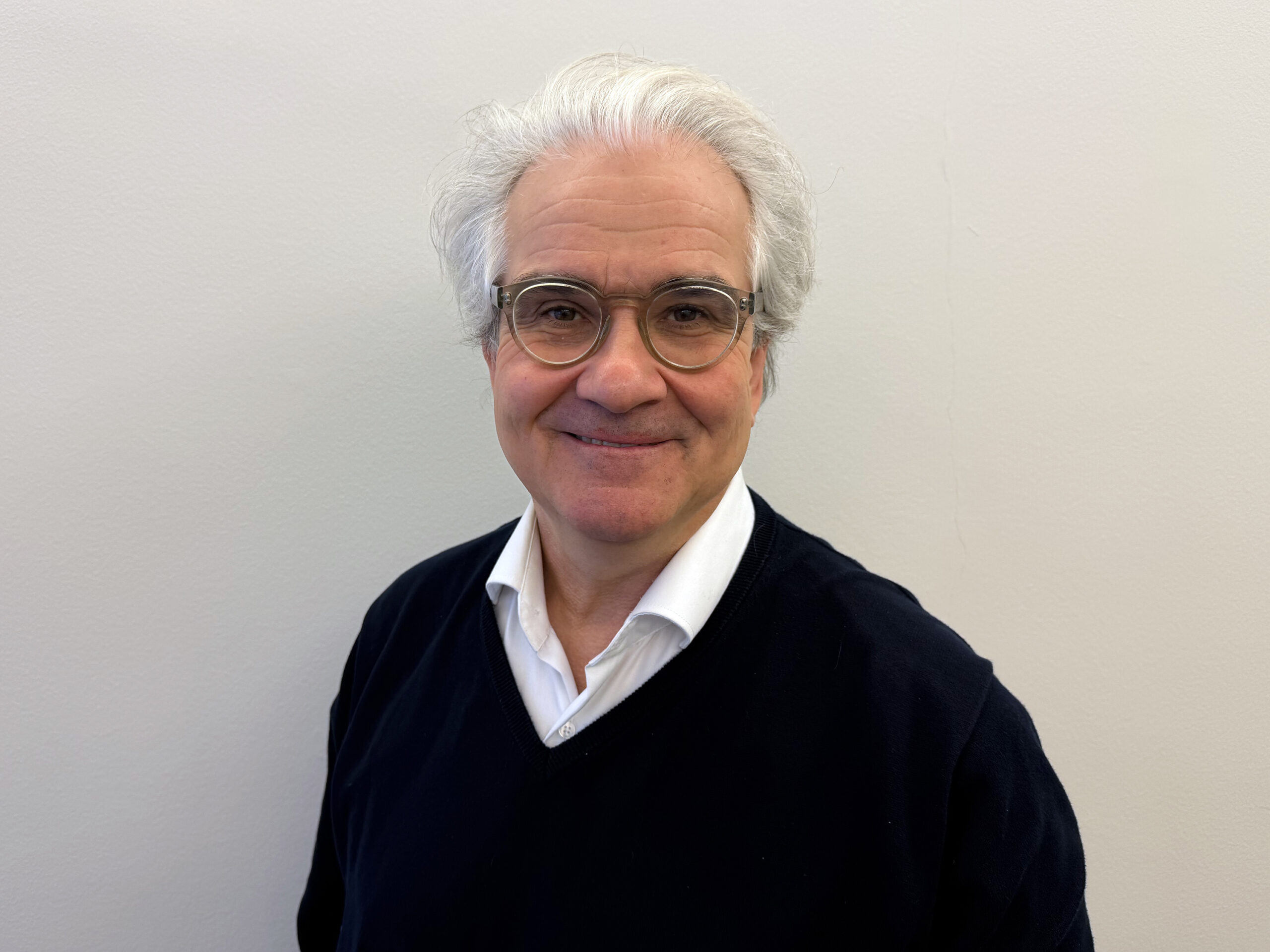 Lorenz Steinmann trägt einen schwarzen Pullover und darunter ein weisses Hemd. Er trägt eine Brille.