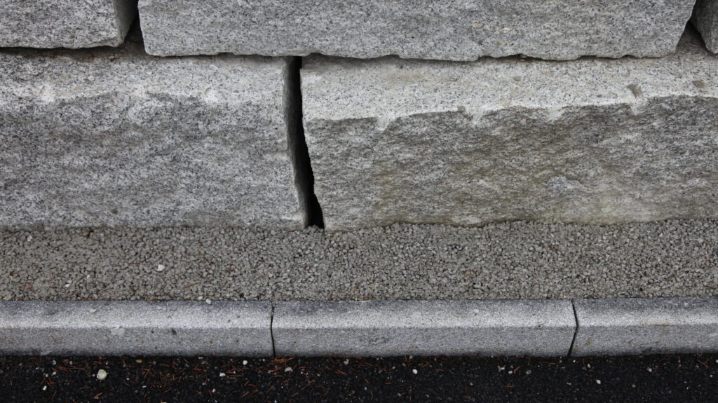 Zu sehen ist der betonierte Abschluss einer Mauer am Bucheggplatz. Hier kann definitiv nichts wachsen.