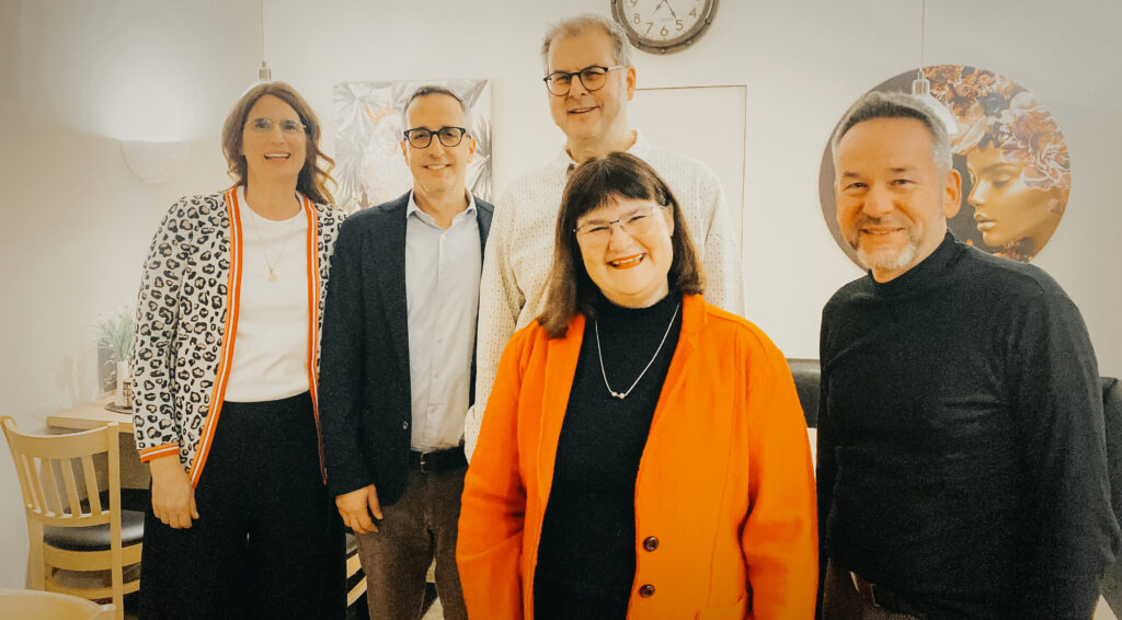 Auf dem Bild sind die sehr zufrieden wirkende Kandidatinnen und Kandidaten für die Walliseller EWahlen vom 8. März 2026 zu sehen.