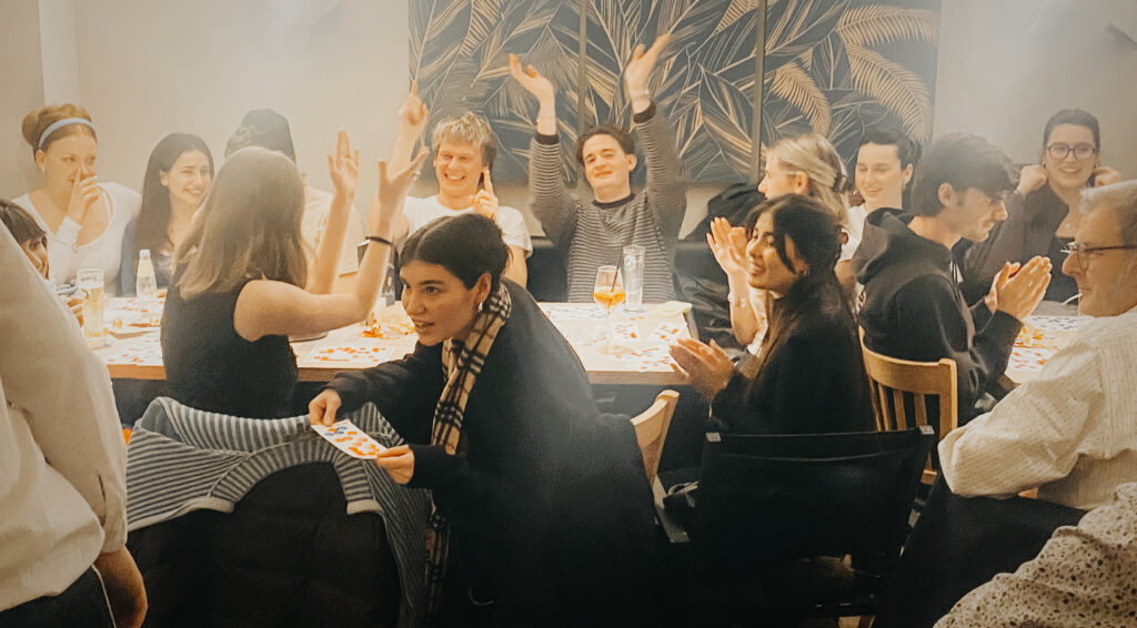 Zu sehen ist ein Stimmungsbild des Bingoabends in Wallisellen. Betriebstemperatur: hoch!