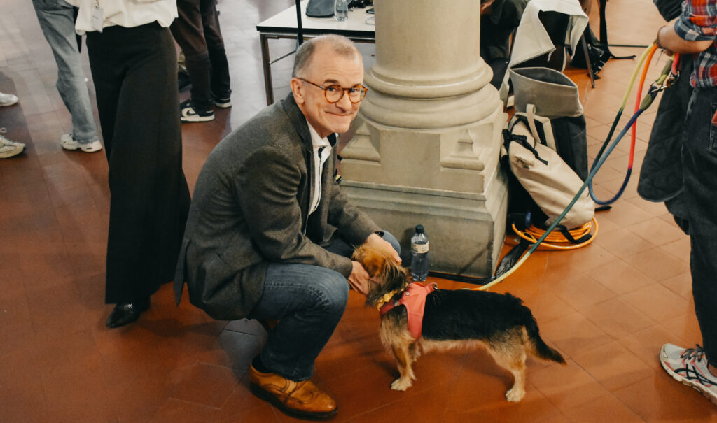 Ein Mann streichelt liebevoll einen Hund.