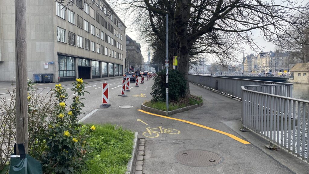 Zu sehen ist die Abzweigung vom Veloweg auf die Strasse. Bisher musste man als Velofahrender direkt in den Autoverkehr stechen. Jetzt gibt es eine temporäre Velospur.