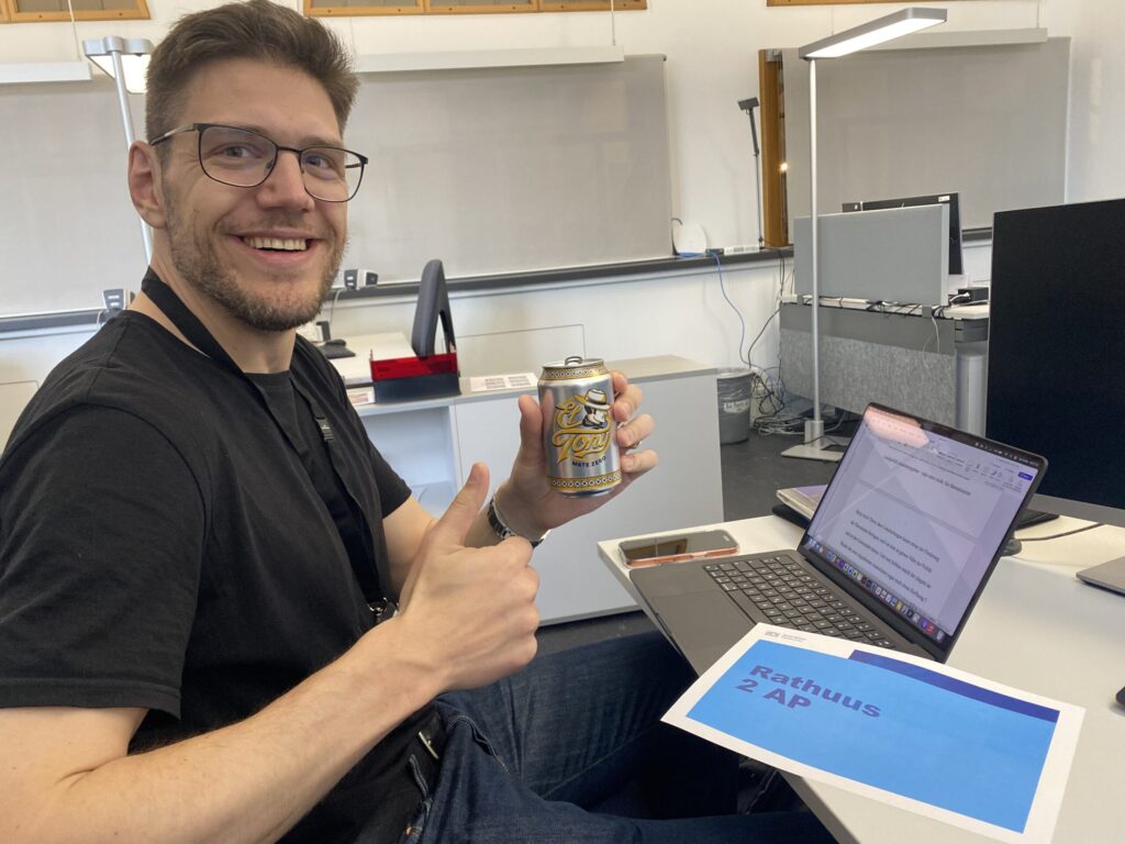 Auf dem Foto sieht einen lächelnden Pascal Turin im Stadthaus. In der Hand eine Büchse El Tony.