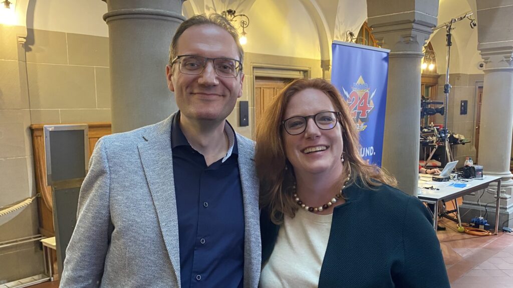 Zu sehen sind Wolfgang Kweitel, der Stadtparteipräsident der Mitte, sowie Karin Weyermann, Gemeinderätin.