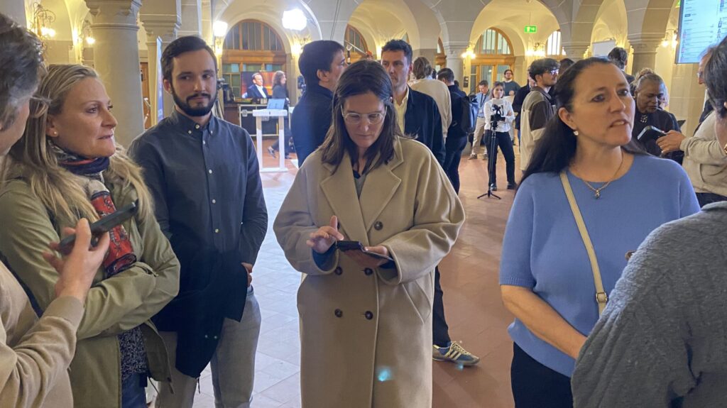 Betretene Gesichter bei der EVP. Claudia Rabelbauer, Stefan Reusser, Stefanie von Walkterskirchen und Sandra Gallizzi von der EVP erfahren eben die Wahlniederlage.