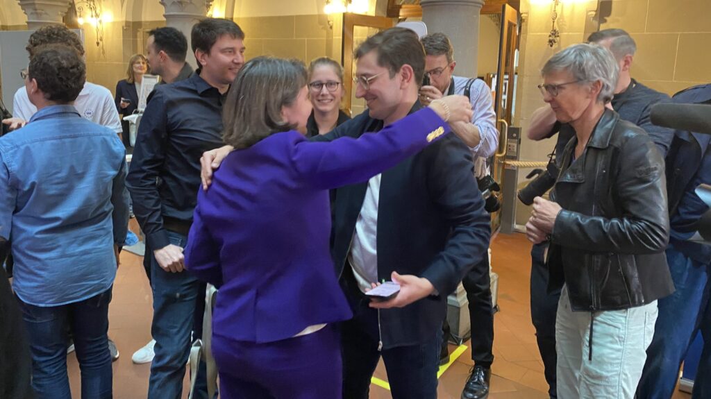 Auf dem Bild zu sehen ist der Vorstand städtrischen SP, wie er Stadträtin Simone Brander geherzt. wird.