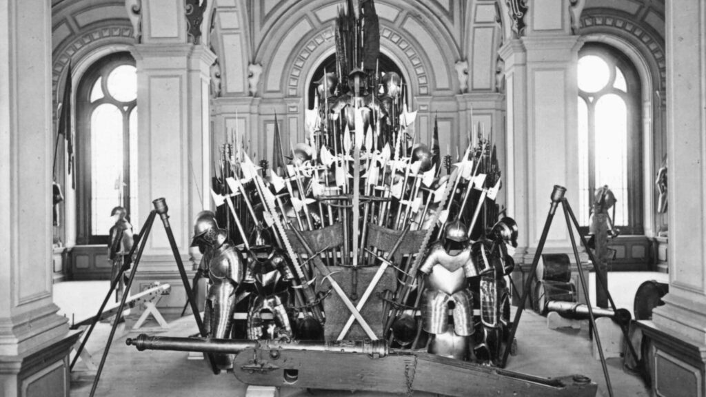 So präsentiuerte sich der Waffensaal in der Kaserne Zürich um 1980. Mit Rüstungen und mit Helebarden.