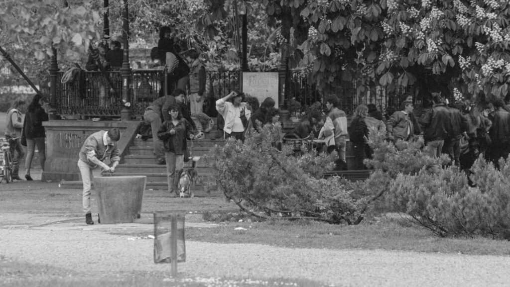 Zu sehen sind Drogenabhängige am Platzspitz in den 1980er Jahren. Das Bild aus dem ETH-Bildarchiv ist in schwarz-weiss gehalten.