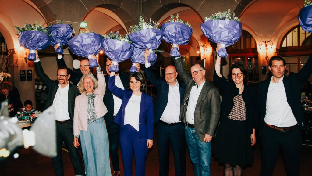 Auf dem Bild zu sehen die gewählten Stadträtinnen und Stadträte von Zürichs Exekutive. Das Bild wurde am 8. März 2026 aufgenommen. Alle Gewählten strahlen und haben je einen Blumenstrauss in der Hand.
