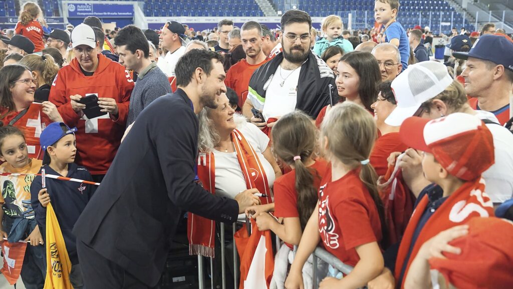 Zu sehen ist der Empfang der Eishockey-Nati in Kloten 2025 nach dem Gewinn der Silbermedaille.