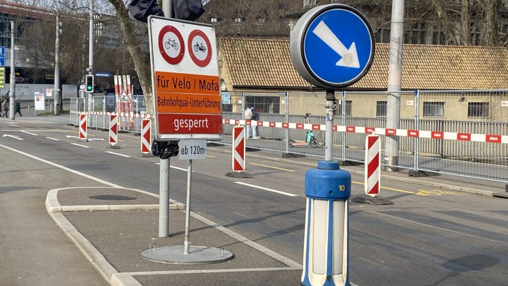 Das Bild zeigt die Walchebrücke mit dem Veloverbotsschild, das für den Linksabbieger, die Bahnhofquai-Unterführung, gilt.