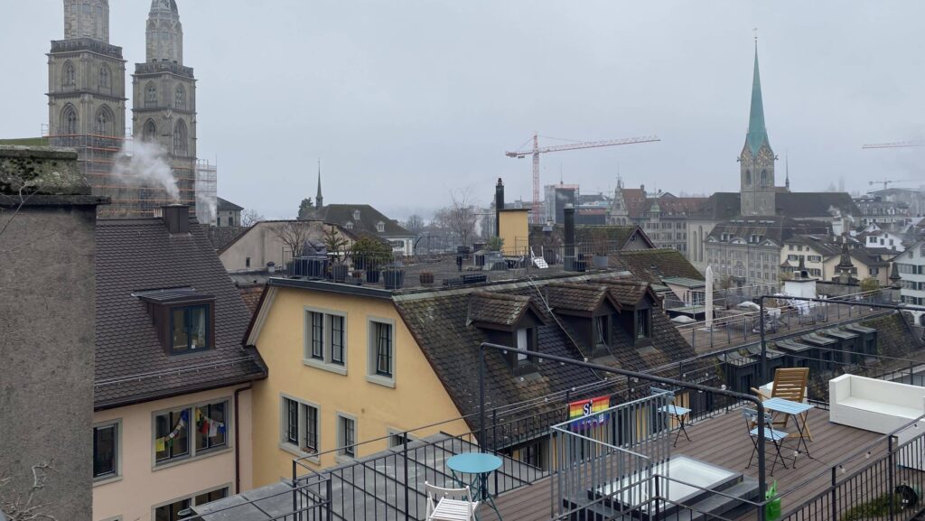 Zu sehen ist der Blick auf die vielen Dachzinnen rund um jenes Dach, wo McDonald's seine Abluftkamine hätte bauen wollen.