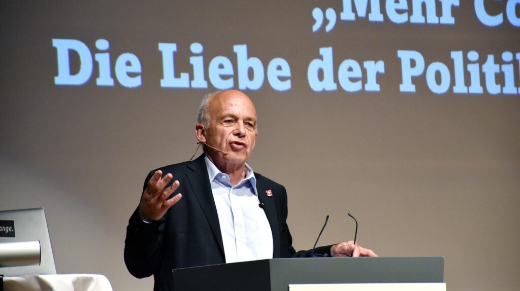 Zu sehen ist Alt Bundesrat Ueli Maurer (SVP), der 2024 der Einladung von Aufrecht Zürich an eine Veranstaltung mit kontroversen Diskussionen im Stadtsaal im Zentrum Schluefweg in Kloten folgte.