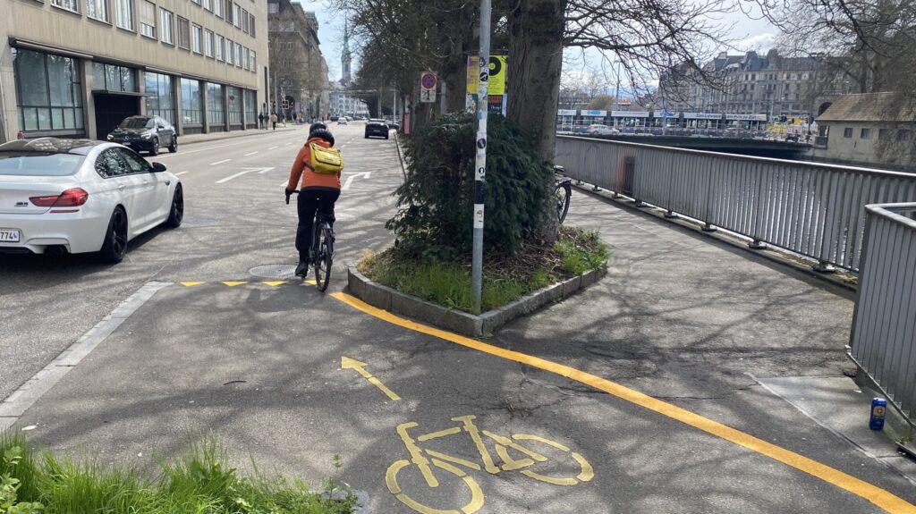 Zu sehen ist die Einmündung des Velowegs auf den Neumühlequai. Das Einfädeln in den Autoverkehr ist sehr anspruchsvoll.