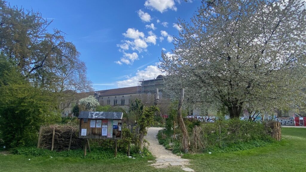 Zu sehen ist der Innenhof der Kaserne mit den Zeughäusern. Diese werden nun von der Stadt saniert.