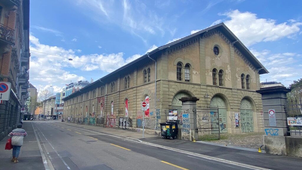 Zu sehen sind die ehemaligen Stallungen der Kaserne Zürich. sie befinden sich am Arealende in Richtung Zeughausstrasse und Helvetiaplatz.