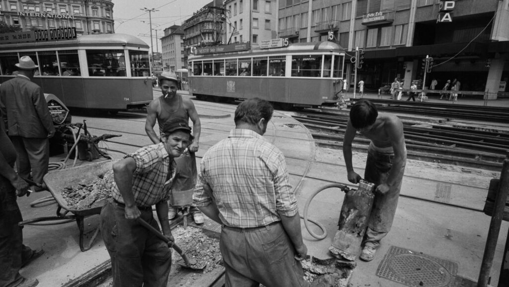 Zu sehen sind italienische Gastarbeiter im Jahr 1976 am Bellevue.