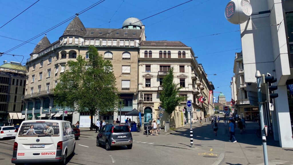 Zu sehen ist das noch namenlose Plätzli Anfang Rennweg von Richtung Bahnhofstrasse aus gesehen.