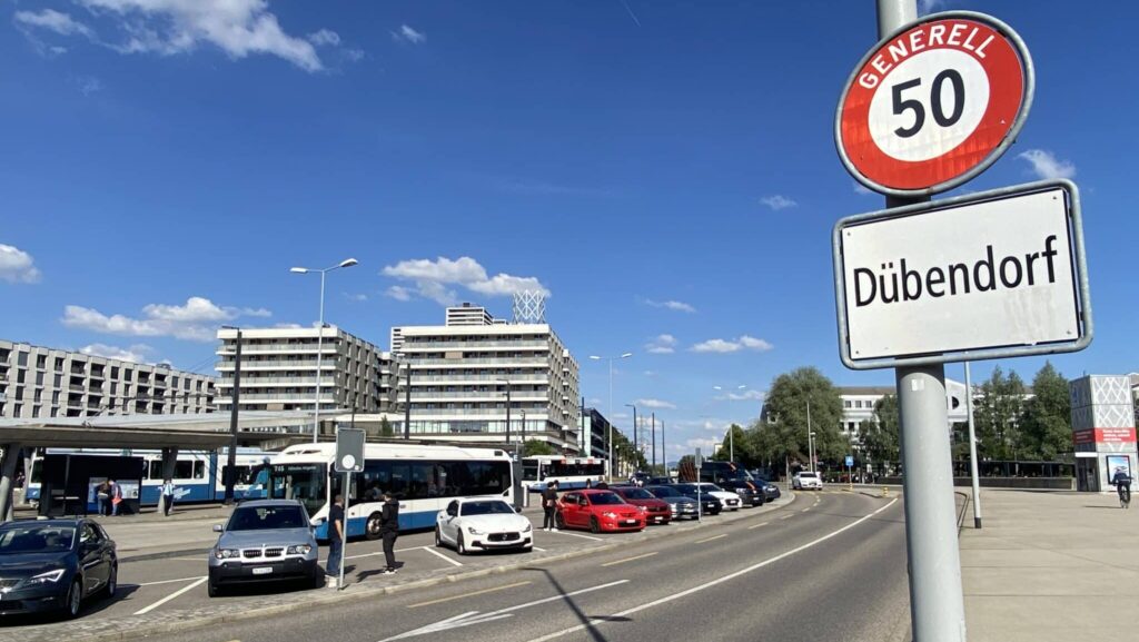 Zu sehen ist Stettbach an der Grenze Zürich-Dübendorf mit dem Ortschild Dübendorf und der Geschwindigkeitstafel Generell 50.