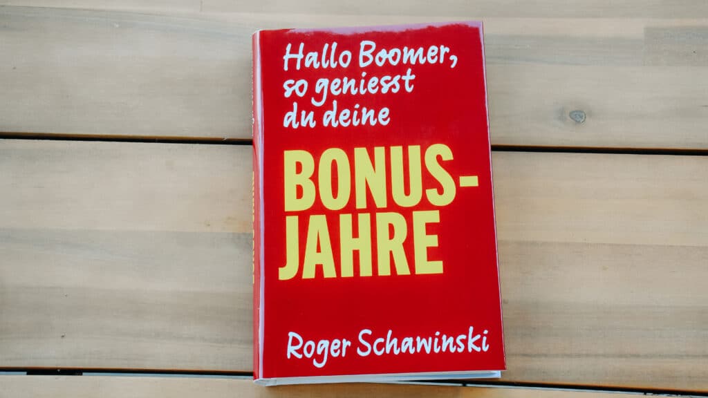 Das Buch "Hallo Boomer, so geniesst du deine Bonus-Jahre" von Roger Schawinski.