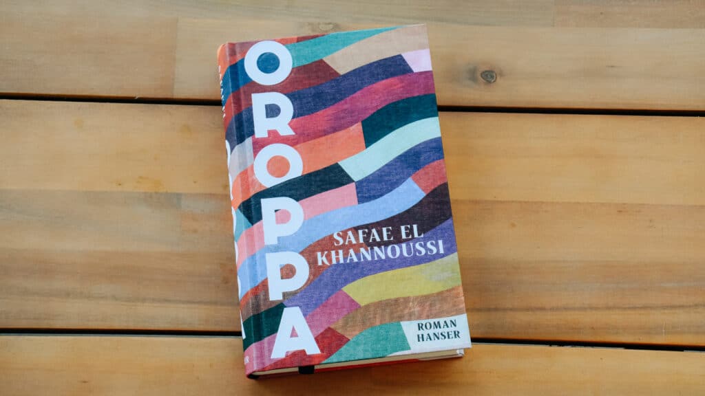 Das Buch "Oroppa" von Safae El Khannoussi auf einem Holztisch.