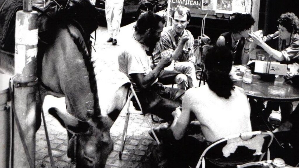 Zu sehen ist eine Menschengruppe und ein Esel vor dem Café Zähringer in den 1980er Jahren. Das Bild ist in s/w.