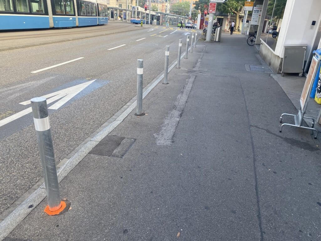 Hier sieht man die sieben Pfosten vor dem Coop Pronto. sie sind mittlerweile wieder abgebaut. 