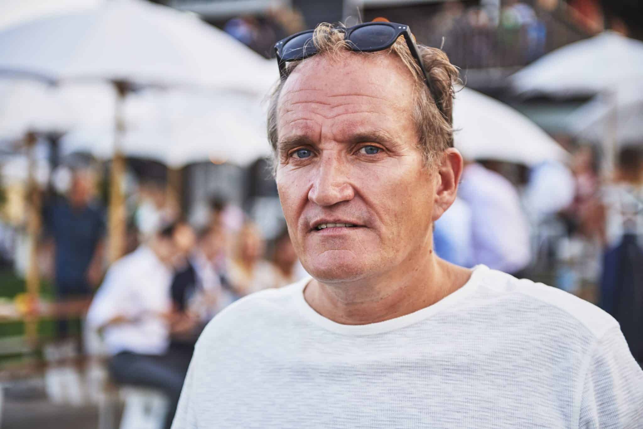 Zu sehen ist eine Nahaufnahme von Michel Péclard. Er schaut ernst in die Kamera.