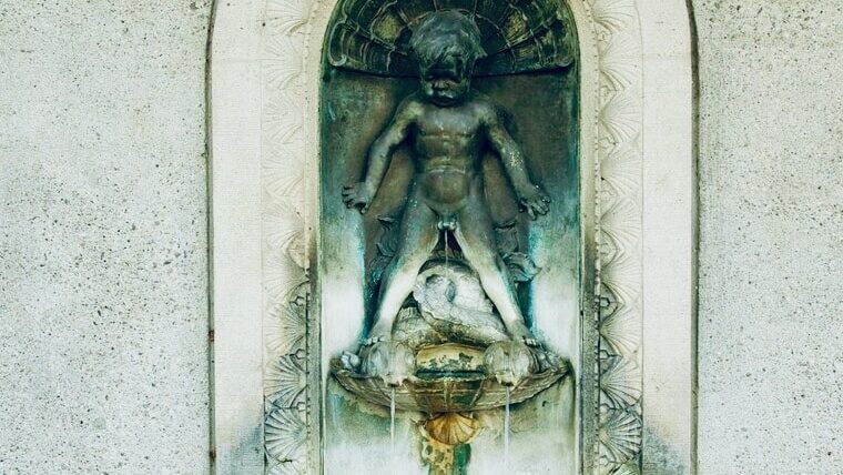 Zu sehen ist der Büblein-Brunnen an der Weinbergstrasse im Original. Aus dem Pfeiflein des Knaben ergiesst sich ein Wasserstrahl in den Brunnen.