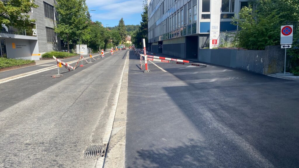 zu sehen ist…</p>Asphaltiert wie vorher ist die Seminarstrasse in Unterstrass nach den Tiefbauarbeiten. Bild: Lorenz Steinmann<div class=