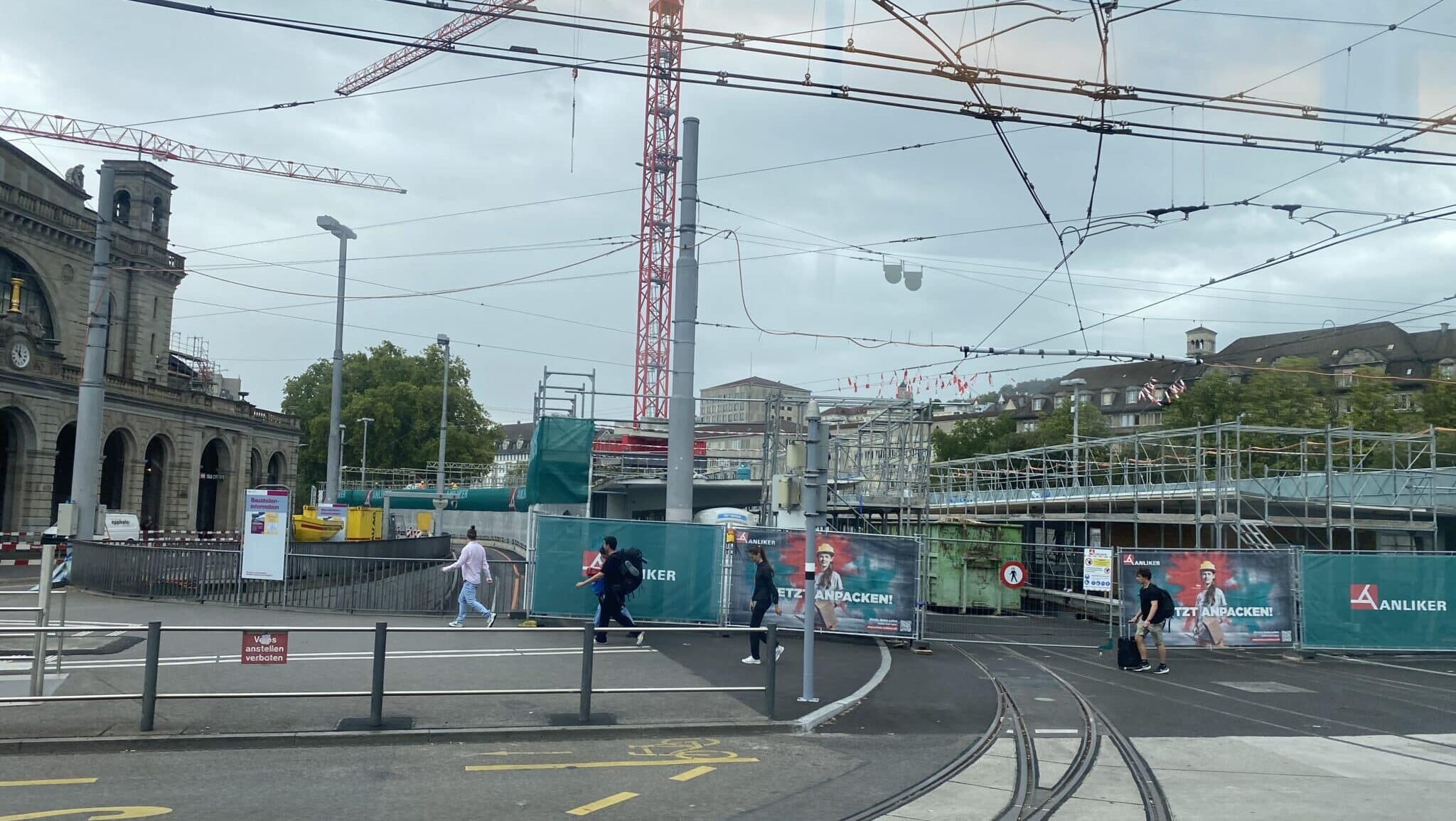 Zu sehen ist die Baustelle der neuen VBZ-Haltestelle am AB aus Sicht des Bahnhofplatzes. Es führen Schienen in Richtung Baustelle, doch dann folt eine Absperrung.