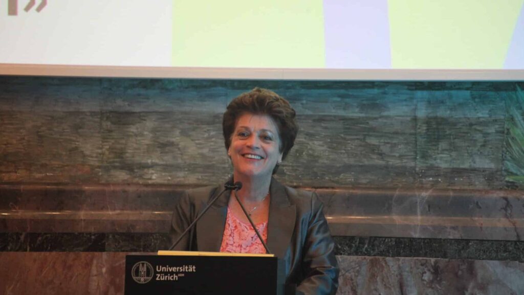 Silvia Steiner, Bildungsdirektorin, spricht in der Uni-Aula. Sie lächelt.